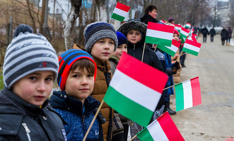 СБУ проверяет исполнение депутатами на Закарпатье гимна Венгрии