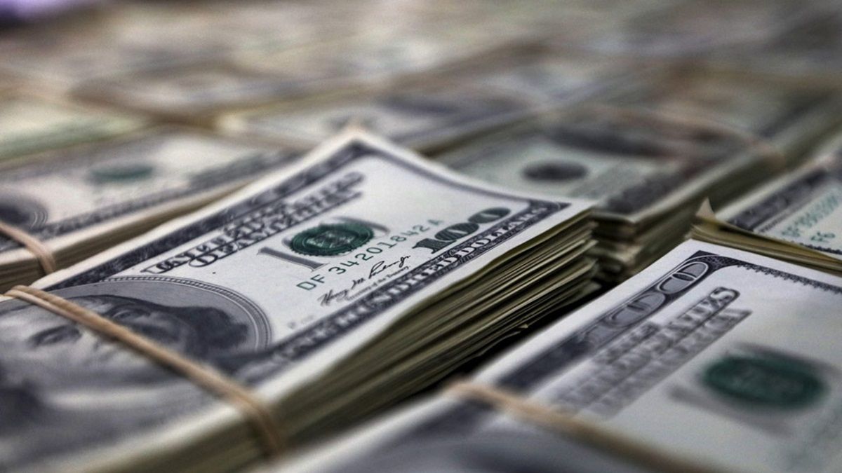 Доллар идет на рекорд: банкир спрогнозировал резкий скачок