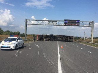 Грузовик полностью заблокировал дорогу