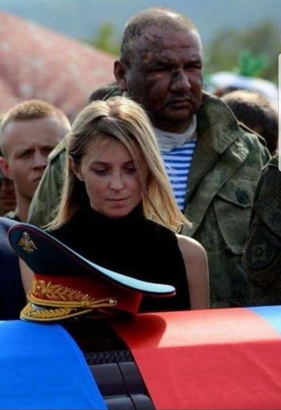 "Возбуждается при мысли о мертвых". В Сети позубоскалили над "Няшей"-Поклонской возле гроба Захарченко