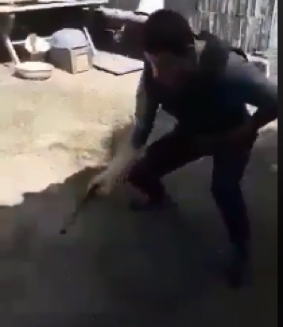 Боевик экстравагантным способом проверил бронежилет / Фото: скриншот из видео Боевик экстравагантным способом проверил бронежилет / Фото: скриншот из видео