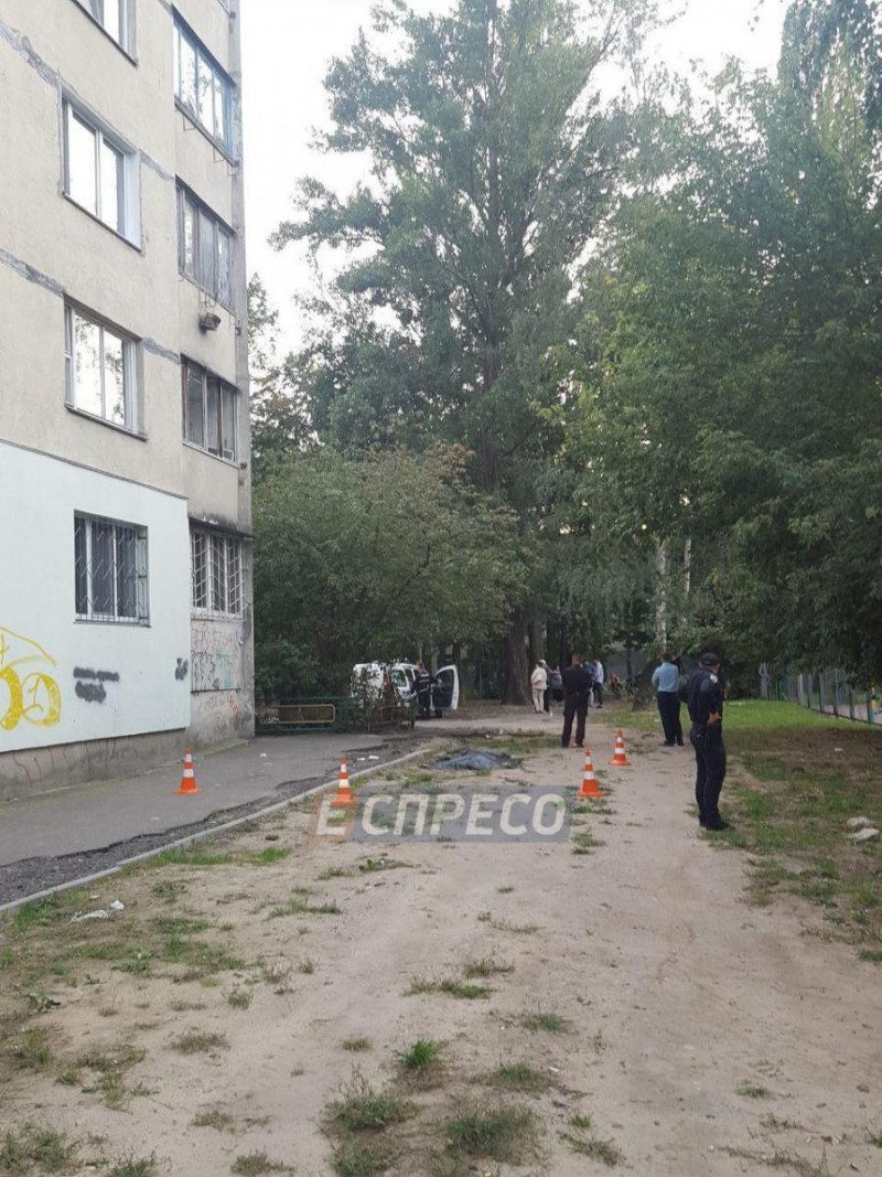 В Киеве девочка выпрыгнула из окна многоэтажки и погибла