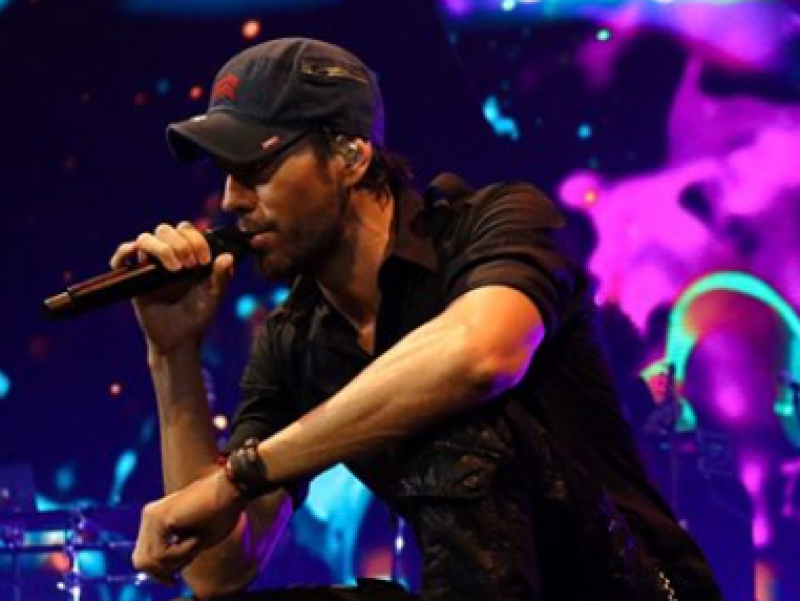 Энрике Иглесиас показал первые фото новорожденной дочки