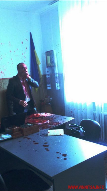 В Винницкой области мэра облили кровью за причастность к стройке Крымского моста