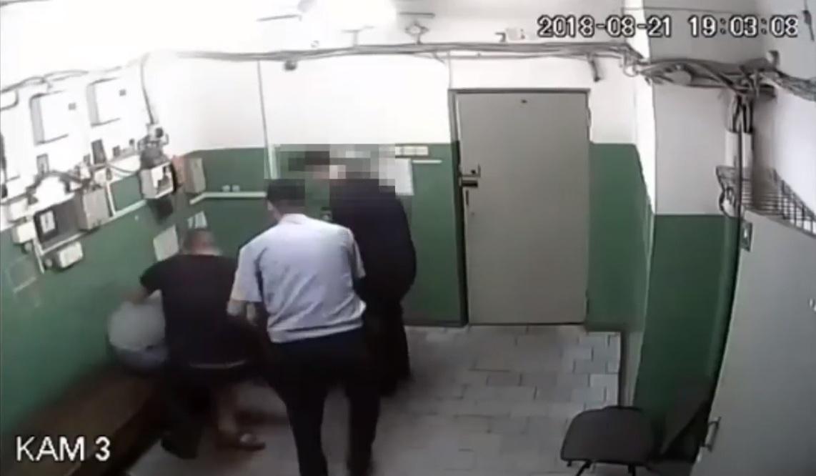 В Харькове копы избивали людей в метро и требовали с них деньги - видео