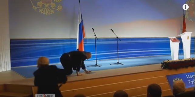 Жириновский упал на сцене во время торжественного мероприятия