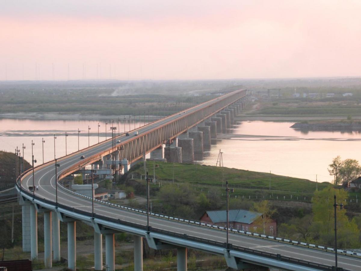 Мост в российском городе Хабаровск 
