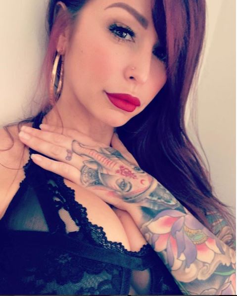 Порнозвезда показала свои татуированные прелести в откровенном белье: опубликованы фото