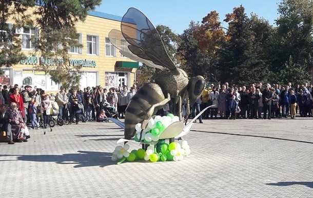 На Волыни установили крупнейший в Украине памятник пчеле