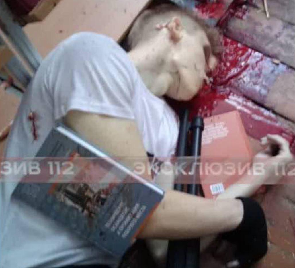 Тело покончившего с собой Рослякова в библиотеке политехнического колледжа в Керчи. 
