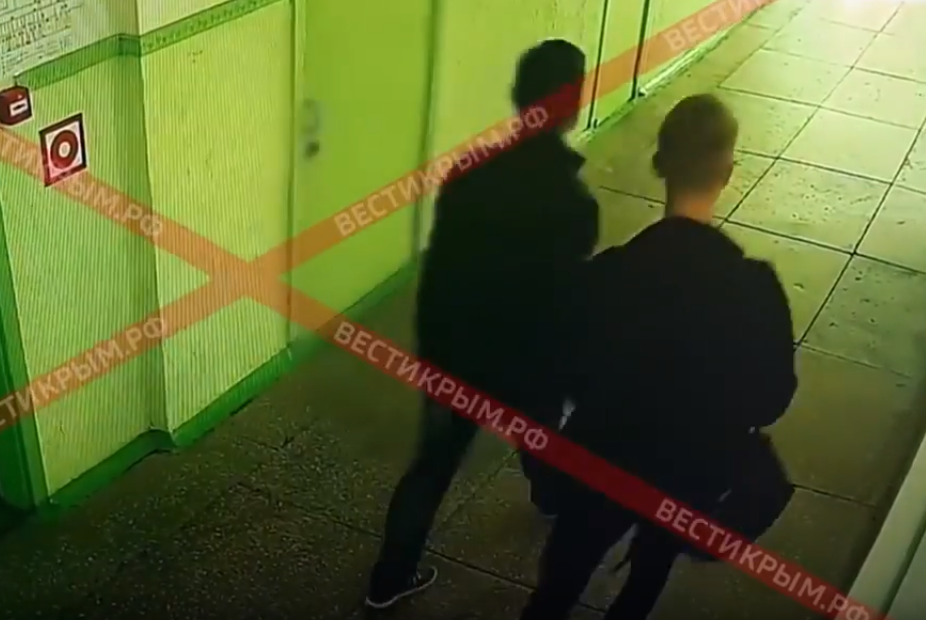 В Сети увидели странности на видео с камер керченского колледжа