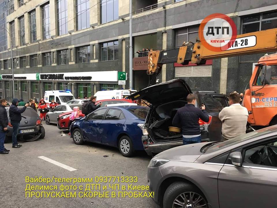 В Киеве произошло масштабное ДТП, повреждено много машин