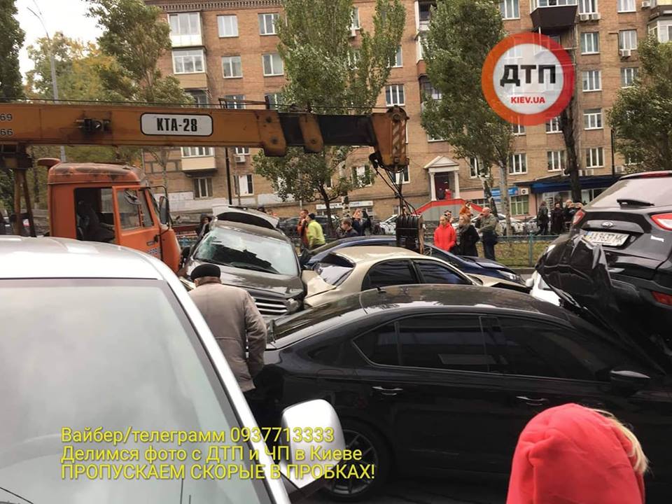 В Киеве произошло масштабное ДТП, повреждено много машин
