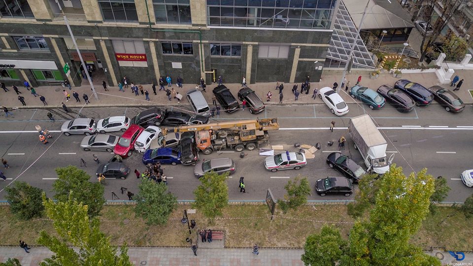 В Интернете появилось видео столкновения автокрана с машинами на Печерске В Интернете появилось видео столкновения автокрана с машинами на Печерске