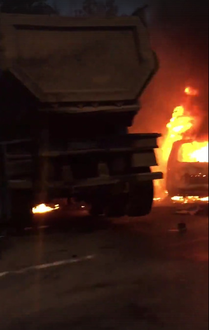 Восемь человек сгорело заживо: в Петербурге грузовик въехал в микроавтобус