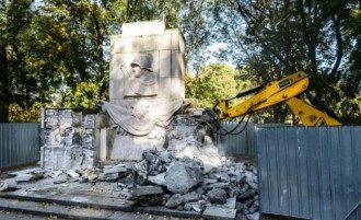 Снос монумента в Скаришевском парке Снос монумента в Скаришевском парке