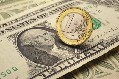 Нацбанк серьезно укрепил курс гривны к доллару и евро