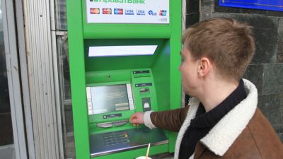 'Кредит схвалили за секунду': шахраї обчистили рахунок клієнта ПриватБанку, в банку розводять руками