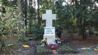 В Раде пригрозили расправой пропагандисту Филлипсу за срыв флага с могилы Бандеры