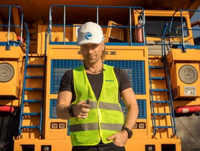 Олег Винник в Кривом Роге позировал на БелАЗе