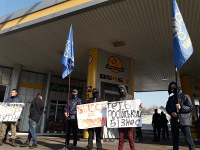 "Взорвем АЗС вместе с вами": в Киеве националисты напали на авто женщины с ребенком