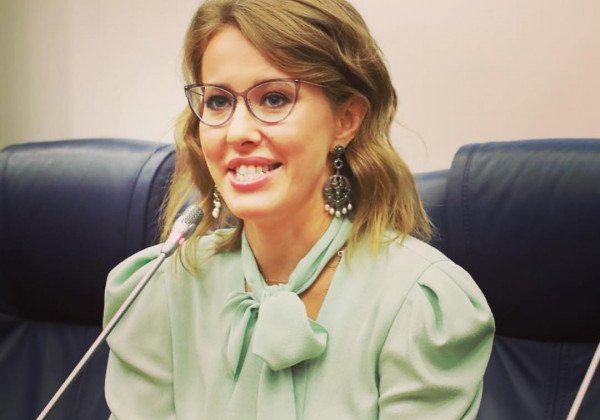 "Где-то тихо плачет Виторган": Ксения Собчак засветилась в аэропорту с предполагаемым любовником