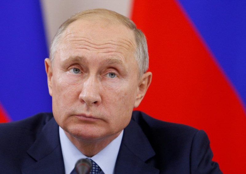 "Боятся вякать": социолог рассказал, как Путин разводит свое окружение