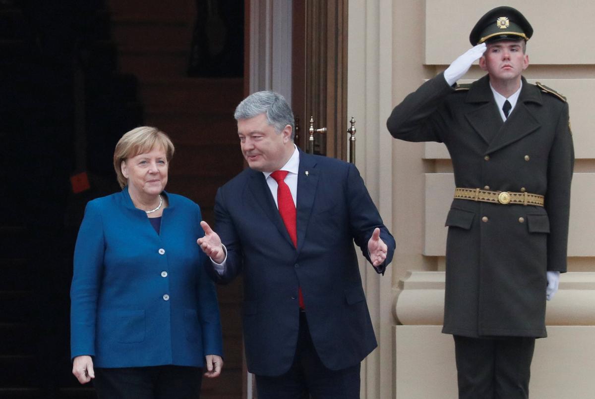 Берлин и Москва разошлись во мнении, стоит ли поздравлять Порошенко с выходом во второй тур