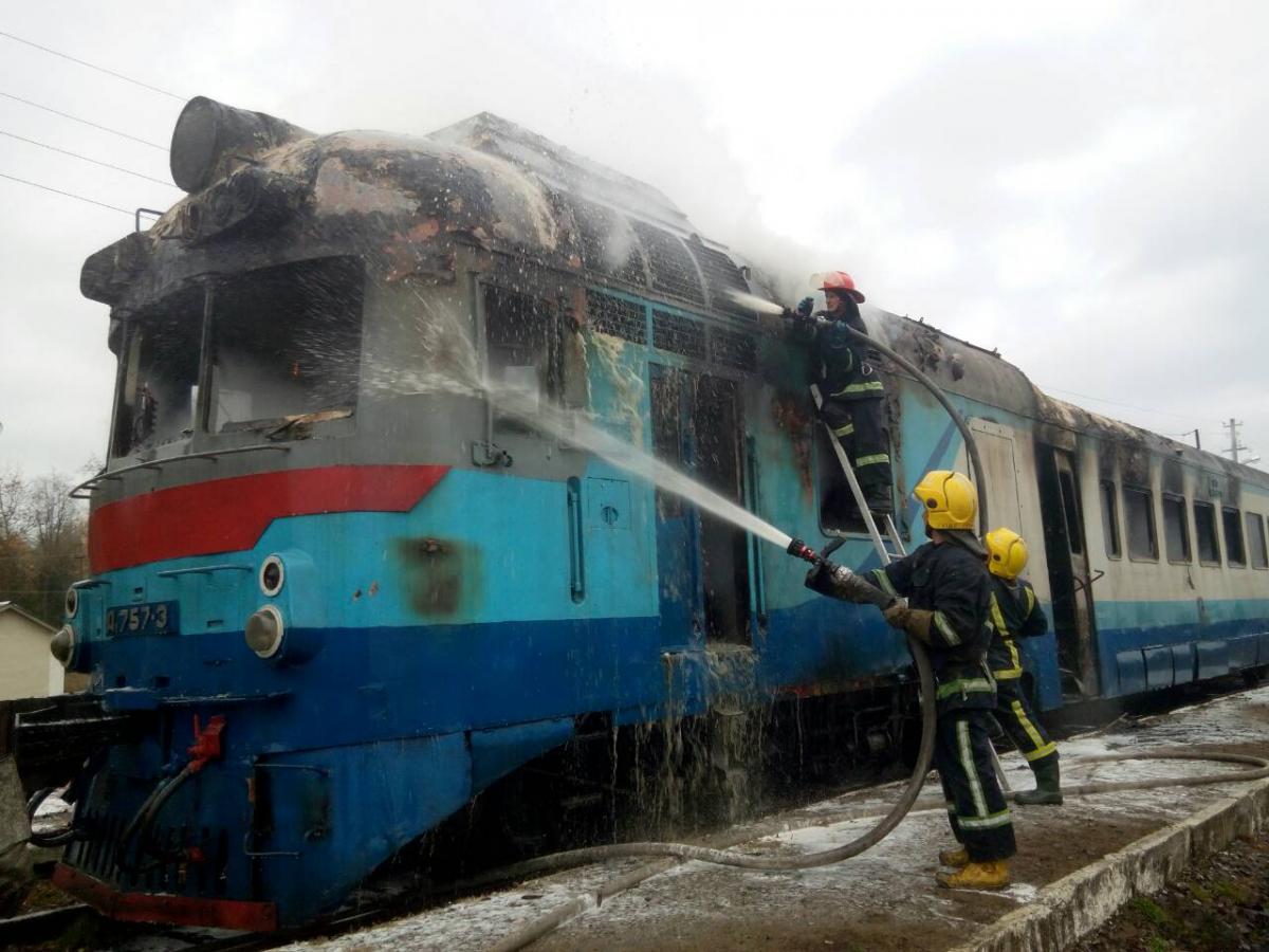 Под Ровно загорелся пассажирский поезд: опубликованы фото и видео пожара