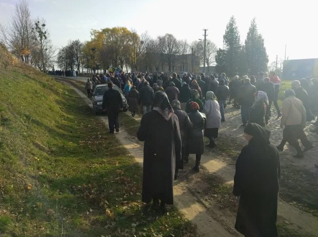 Проводить священника в последний путь собралось много людей Проводить священника в последний путь собралось много людей