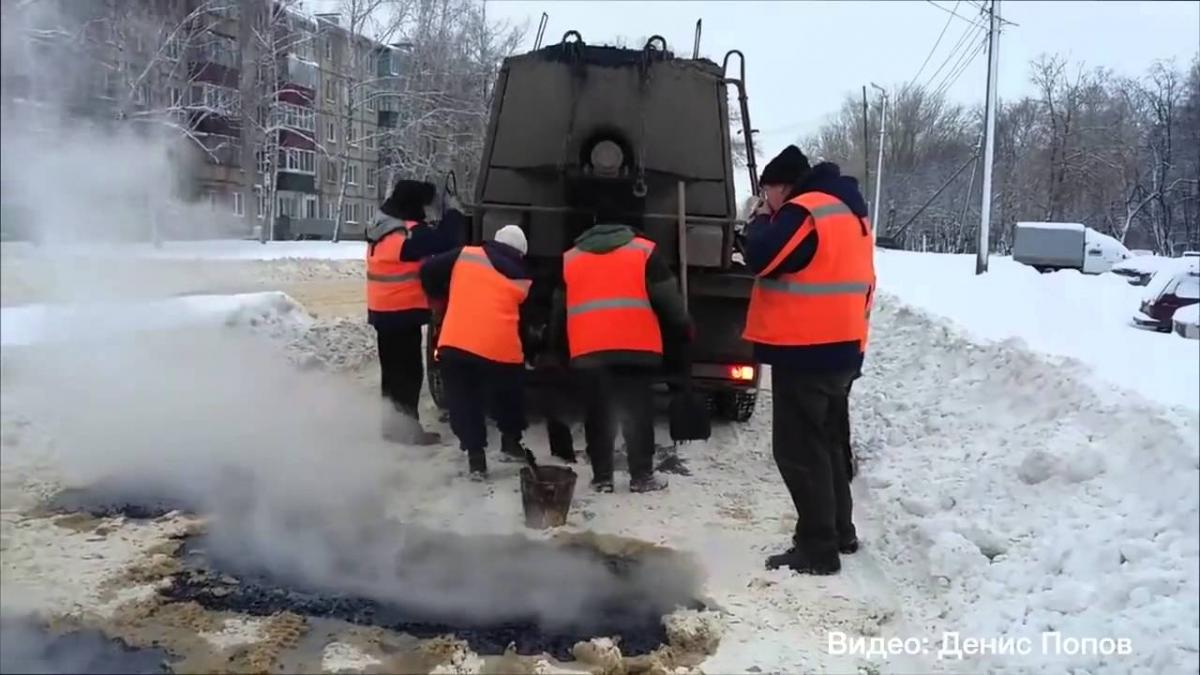 Появилось видео, как в Киеве в снегопад кладут асфальт