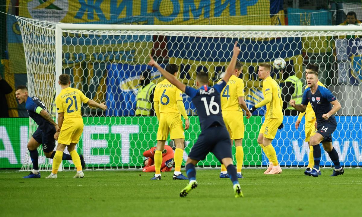 Україна зазнала розгрому у Словаччині, зігравши у три захисники