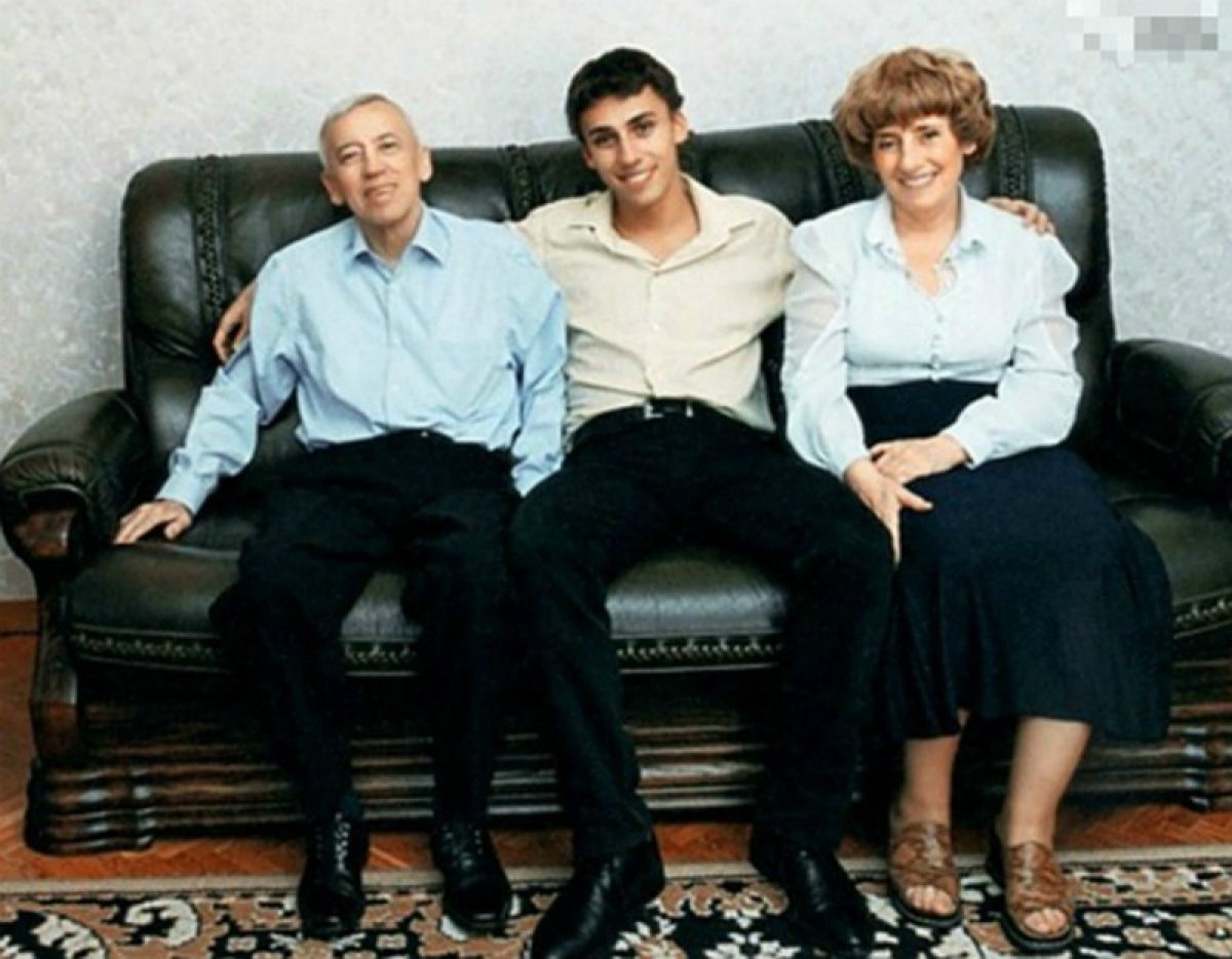 27 лет живет с родителями. Отец Максима Галкина. Родители Максима Галкина.
