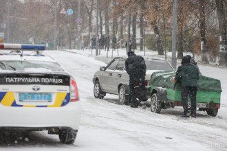 К середине ноября 30% водителей не сменили летнюю резину на зимнюю / Фото: УНИАН