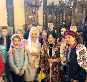 Юные украинцы увиделись в Стамбуле с Варфоломеем / Фото: Facebook/Екатерина Бужинская Юные украинцы увиделись в Стамбуле с Варфоломеем / Фото: Facebook/Екатерина Бужинская