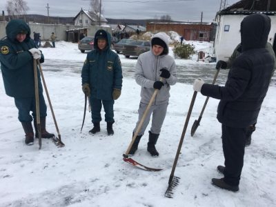 Показуха под Екатеринбургом: российских спасателей заставили косить снег