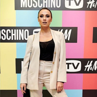 Участница Танцев со звездами похвасталась смелым декольте