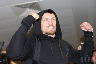 Александр Усик вернулся в Украину и дал пресс-конференцию