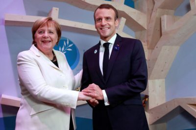 Макрона и Меркель приняли за мужа и жену / Фото: Reuters