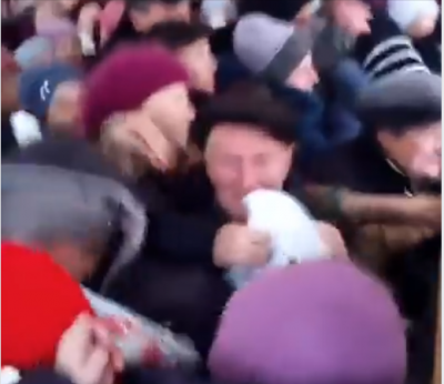 "Просто дно": свалка при раздаче "предвыборных пайков" в Каменке попала на видео
