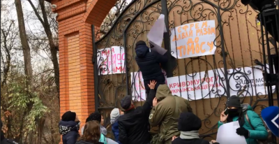 В Кривом Роге сторонники автокефалии штурмовали резиденцию митрополита УПЦ МП