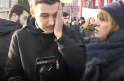 Корреспонденту NewsOne плюнули в лицо / Скриншот Корреспонденту NewsOne плюнули в лицо / Скриншот