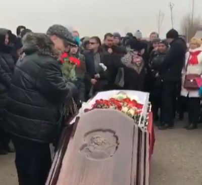 Немало людей, много цветов: в Москве похоронили Евгения Осина, опубликовано видео