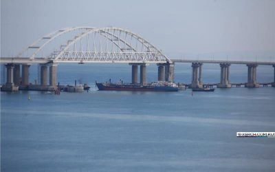 РФ заблокировала проход под Крымским мостом РФ заблокировала проход под Крымским мостом