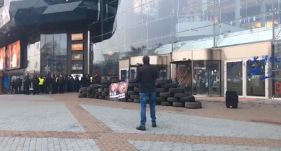 "11 друзей" Ocean Plaza. Из киевского ТРЦ эвакуировали посетителей из-за подожженных радикалами дымовых шашек