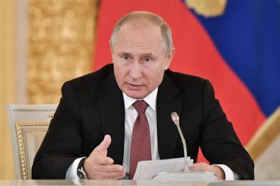 Эксперт полагает, что упрощение выдачи паспортов РФ жителям части Донбасса — часть плана Владимира Путина