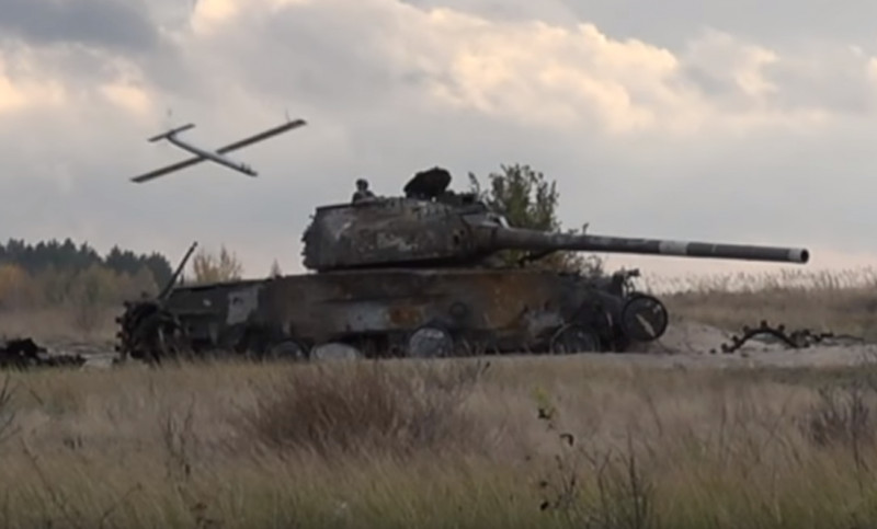 Мощную атаку нового украинского дрона-камикадзе на танк сняли на видео