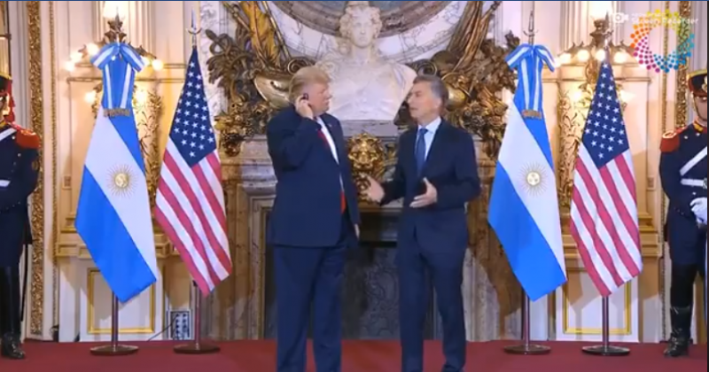 На G20 Трамп не справился с гаджетом для синхроперевода и просто выбросил его