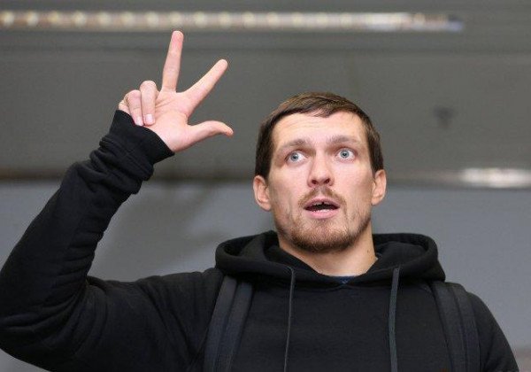 Олександр Усик повернувся в Україну і дав прес-конференцію Олександр Усик повернувся в Україну і дав прес-конференцію