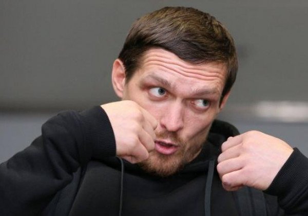 Александр Усик вернулся в Украину и дал пресс-конференцию Александр Усик вернулся в Украину и дал пресс-конференцию